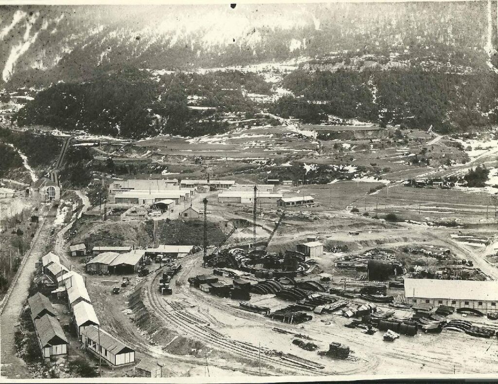 Vue aérienne du chantier de construction du centre ONERA d'Avrieux, fin des années 1940