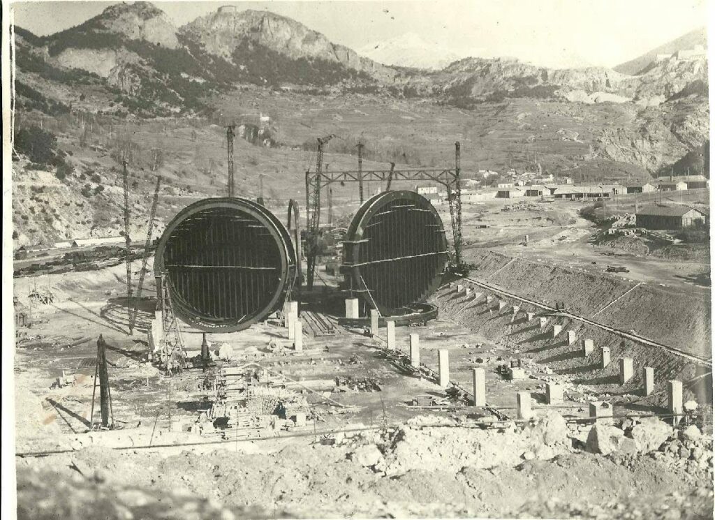 Les tubes de la soufflerie en cours de montage sur le chantier de l'ONERA à Avrieux