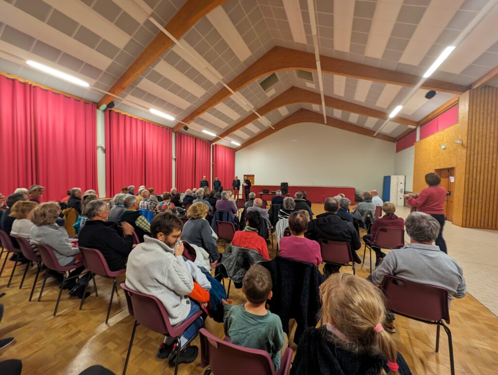 Salle des fêtes d'Avrieux comble pour la restitution du film sur la mémoire de l'ONERA, le 3 novembre 2023