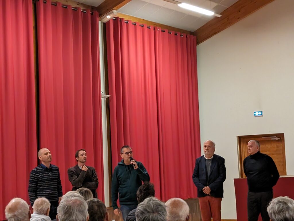 Élus et porteurs du projet de collecte de la mémoire de l'ONERA prennent la parole avant la projection du film, à Avrieux le 3 novembre 2023