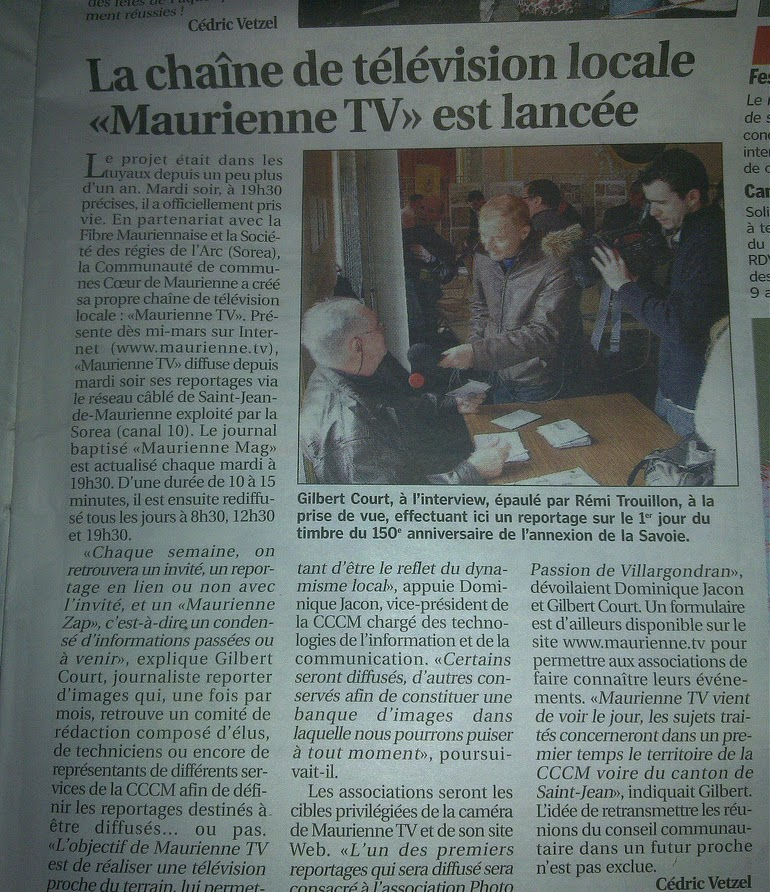 Coupure du journal La Maurienne, « La chaîne de télévision locale Maurienne TV est lancée », avec une photo de Gilbert Court interviewant un habitant, épaulé par Rémi Trouillon à la caméra.
