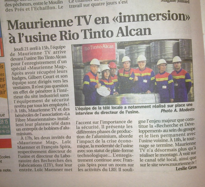 Coupure de presse « Maurienne TV en immersion à l'usine Rio Tinto Alcan » : l'équipe de Gilbert Court en tenue de sécurité devant l'usine, photo créditée A. Modesto.