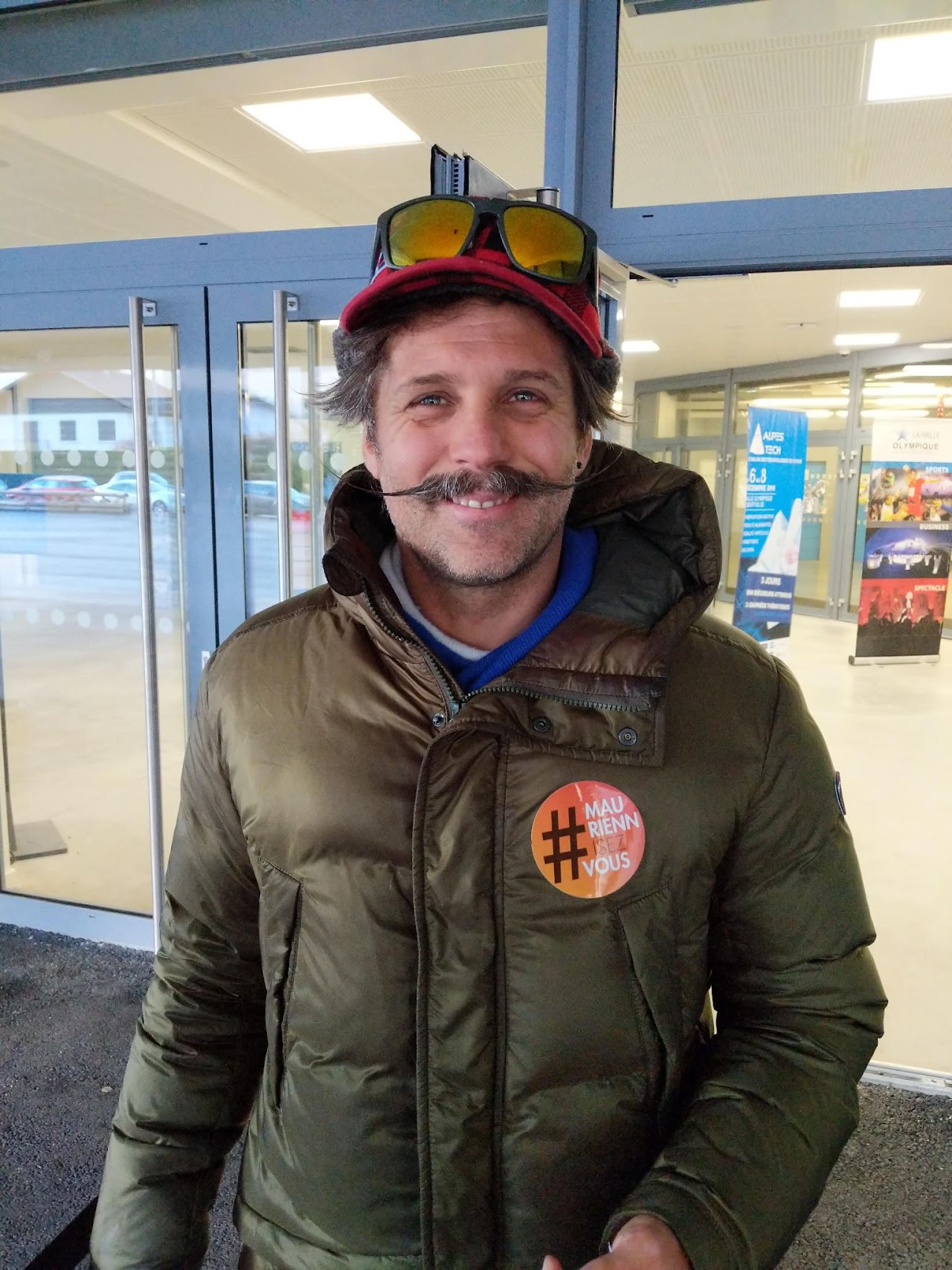 2018, un homme moustachu porte un autocollant #MauriennisezVous sur sa veste, à Rancho, en Tarentaise.