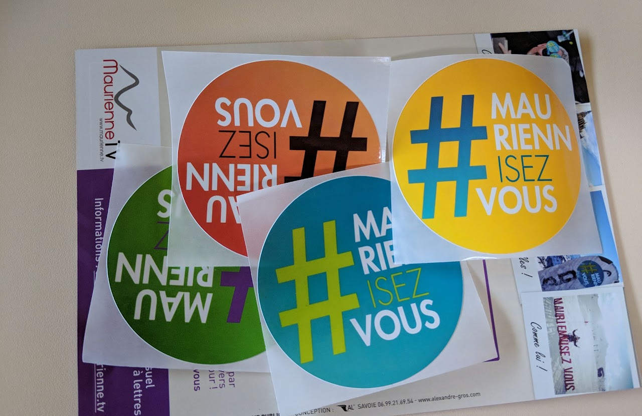 2018, quatre autocollants #MauriennisezVous posés sur la lettre d'info papier de maurienne.tv.