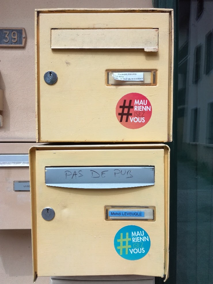 2018, deux boîtes aux lettres jaunes avec chacune un autocollant #MauriennisezVous.