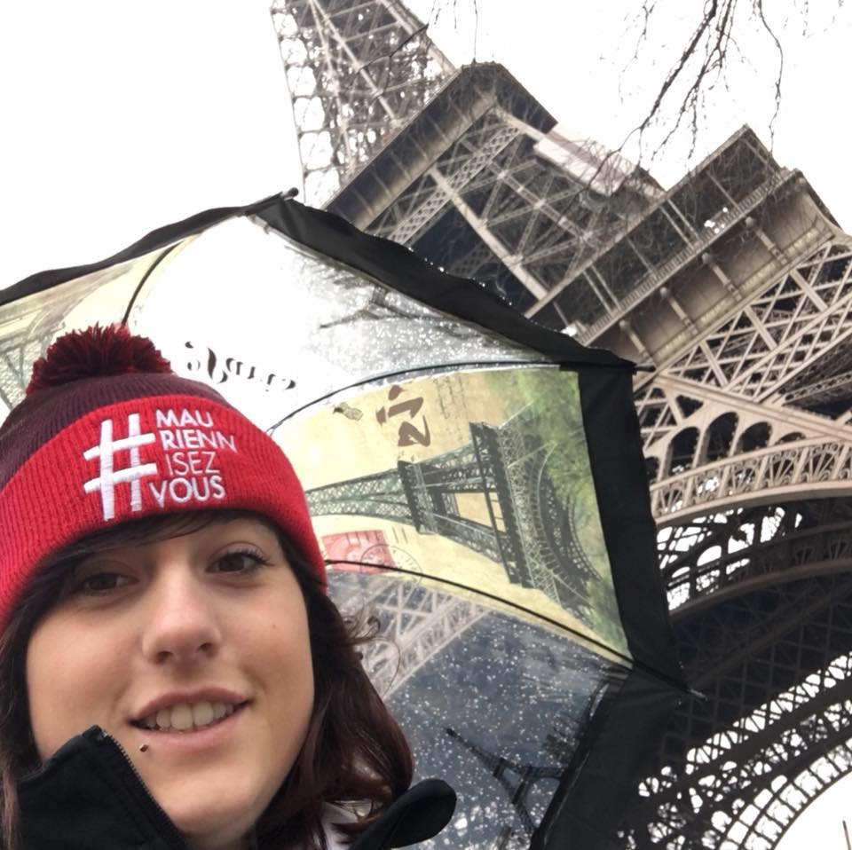 2018, selfie sous un parapluie devant la Tour Eiffel, bonnet #MauriennisezVous rouge.