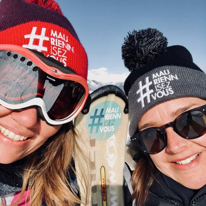 2018, deux femmes en selfie sur les pistes avec leurs bonnets #MauriennisezVous rouge et noir.