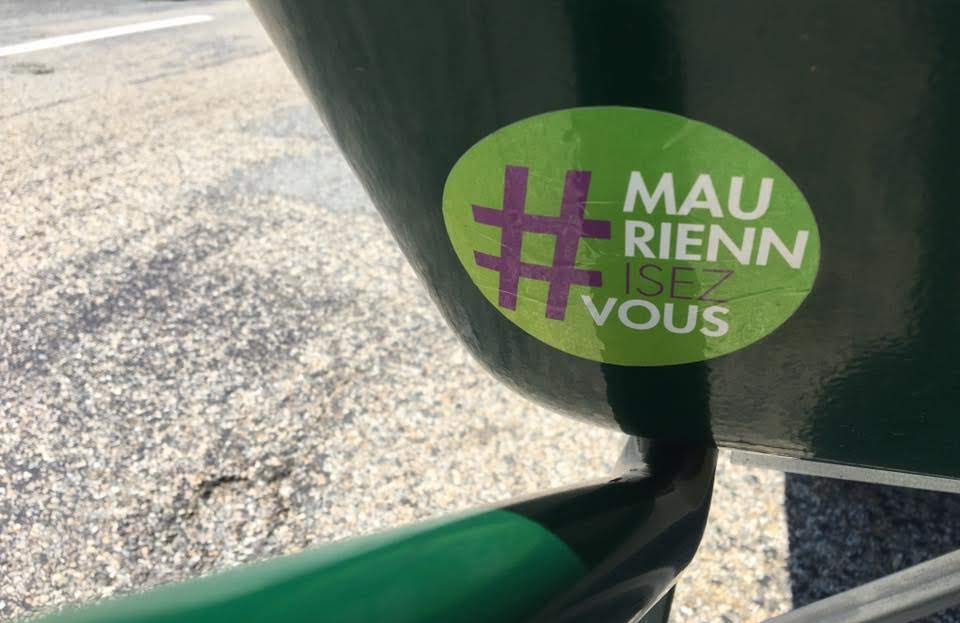 2018, autocollant #MauriennisezVous collé sur la brouette verte du tour de la Maurienne.