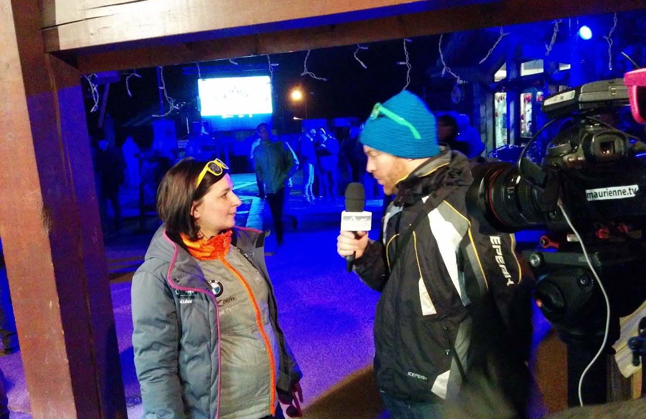 2015, Cédric interviewe une femme de nuit à Orelle, ambiance de station de ski illuminée en bleu, caméra maurienne.tv au premier plan.