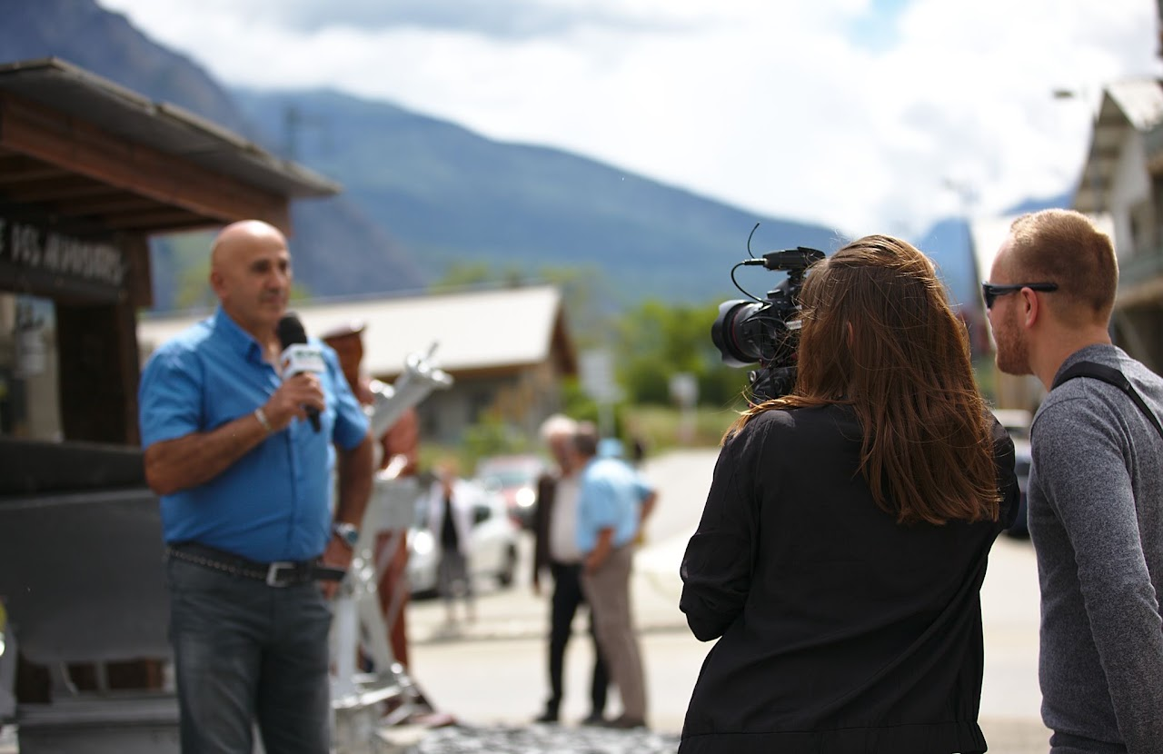 2016, Cédric et Valentine (filmés par Gib) interviewent un homme en extérieur pour un sujet sur la mémoire des ardoisiers, que l'association reprendra des années plus tard.