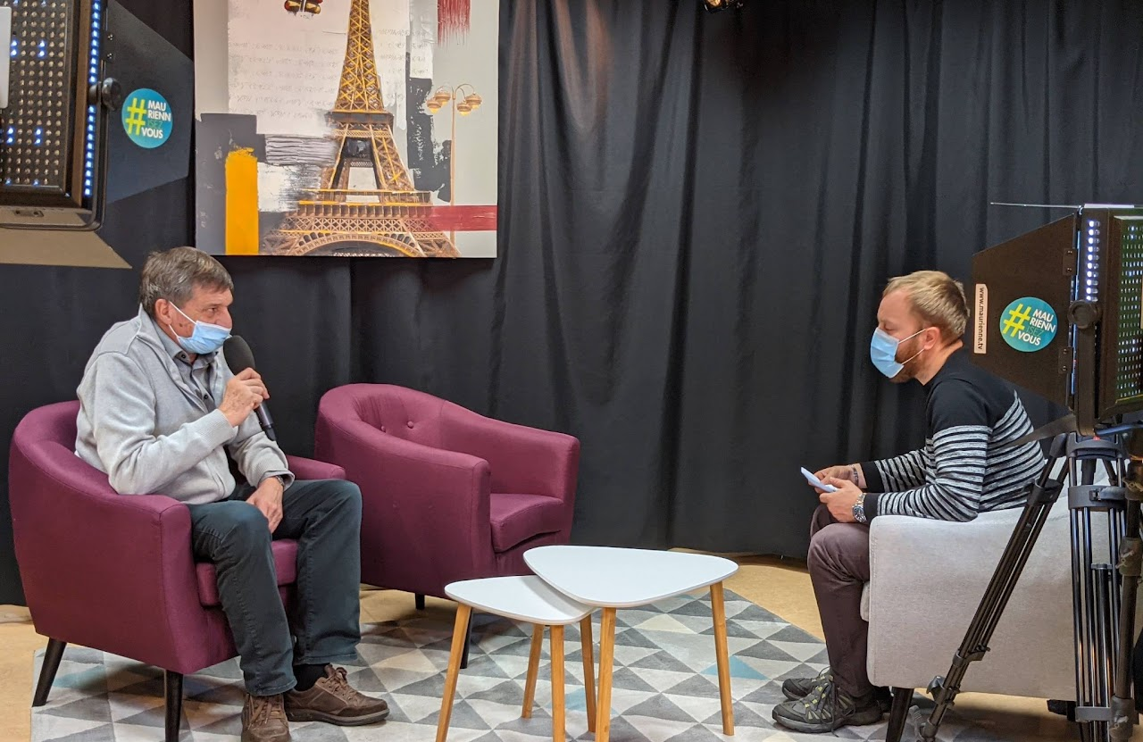 Décembre 2020, l'élu et Cédric masqués face à face dans le studio, pendant l'interview sur la convention de partenariat des 5 intercommunalités.