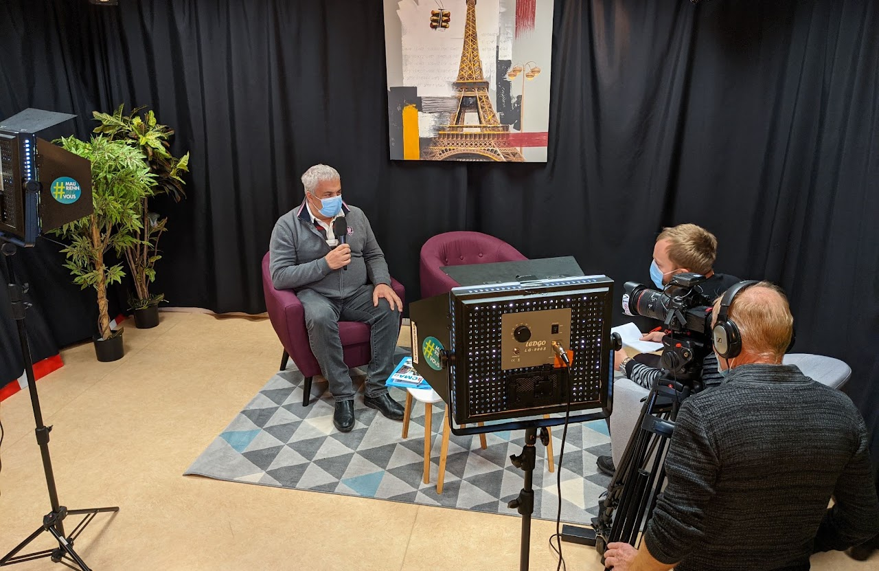 Décembre 2020, deuxième vue du tournage de l'interview sur la convention de partenariat, caméraman au premier plan, élu masqué interviewé par Cédric.