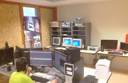 24 février 2011, déménagement de l'équipe à la pépinière d'entreprises Créapole : salle de montage avec plusieurs écrans, un bénévole au casque devant la station de montage.