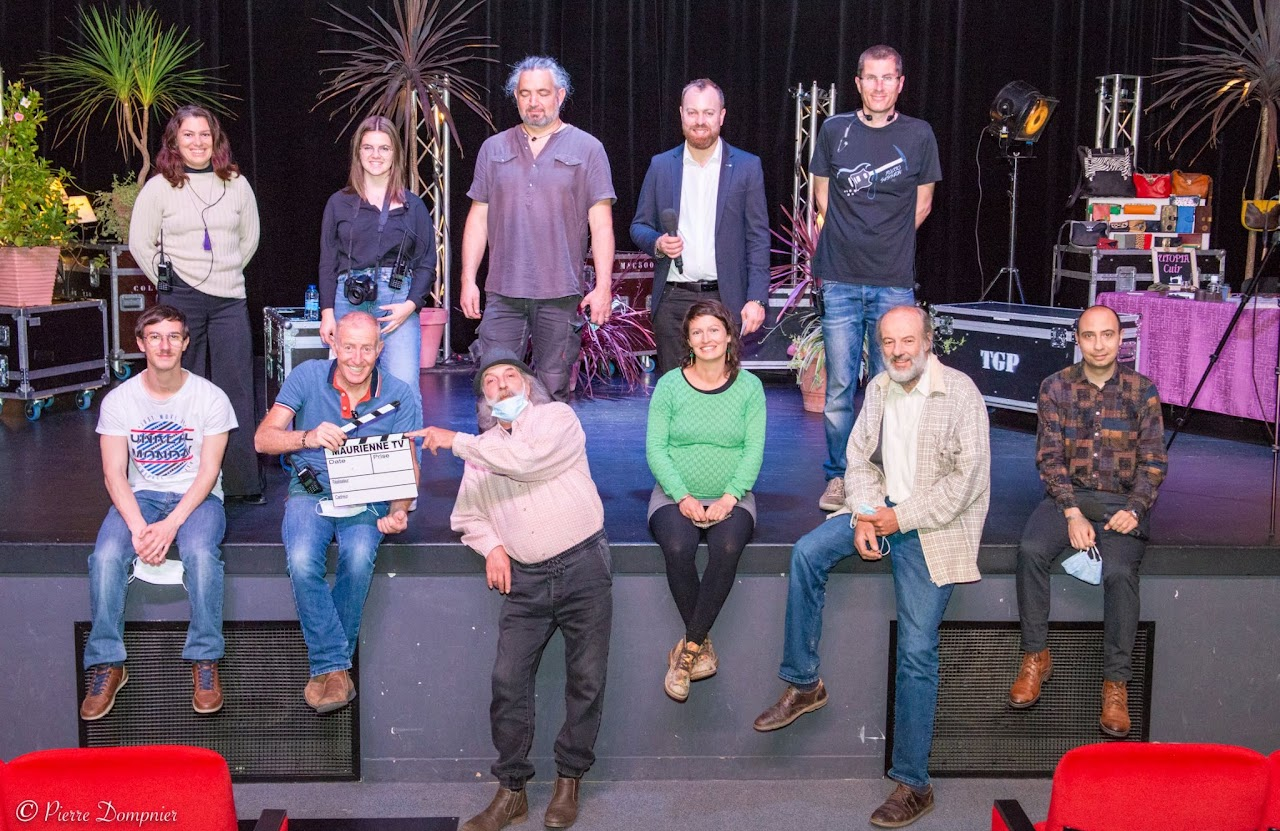 2021, l'équipe de tournage et les intervenants posent sur la scène d'un théâtre vide, masques sanitaires, avant une émission en direct sans public, photo Pierre Dompnier.