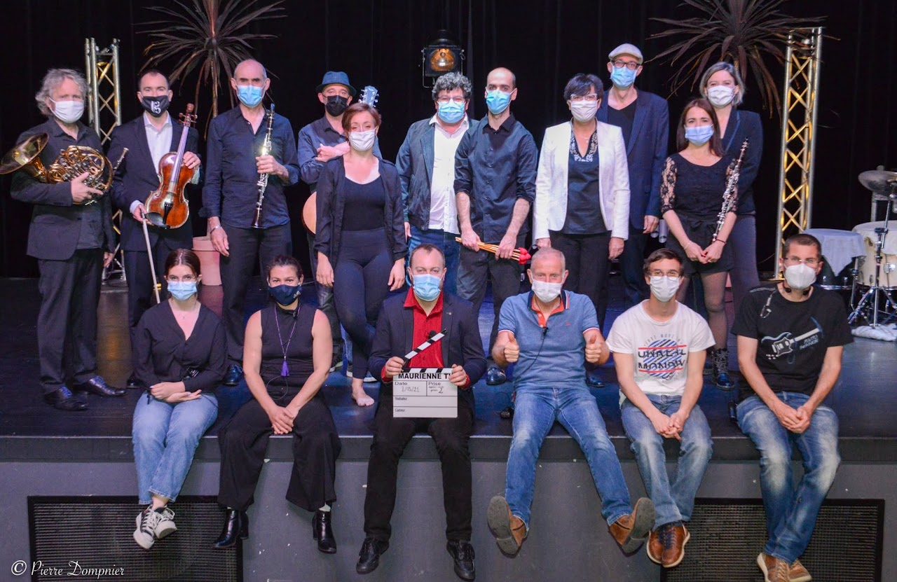 2021, musiciens et équipe technique masqués posent sur scène avec leurs instruments avant l'émission en direct sans public, clap Maurienne TV, photo Pierre Dompnier.