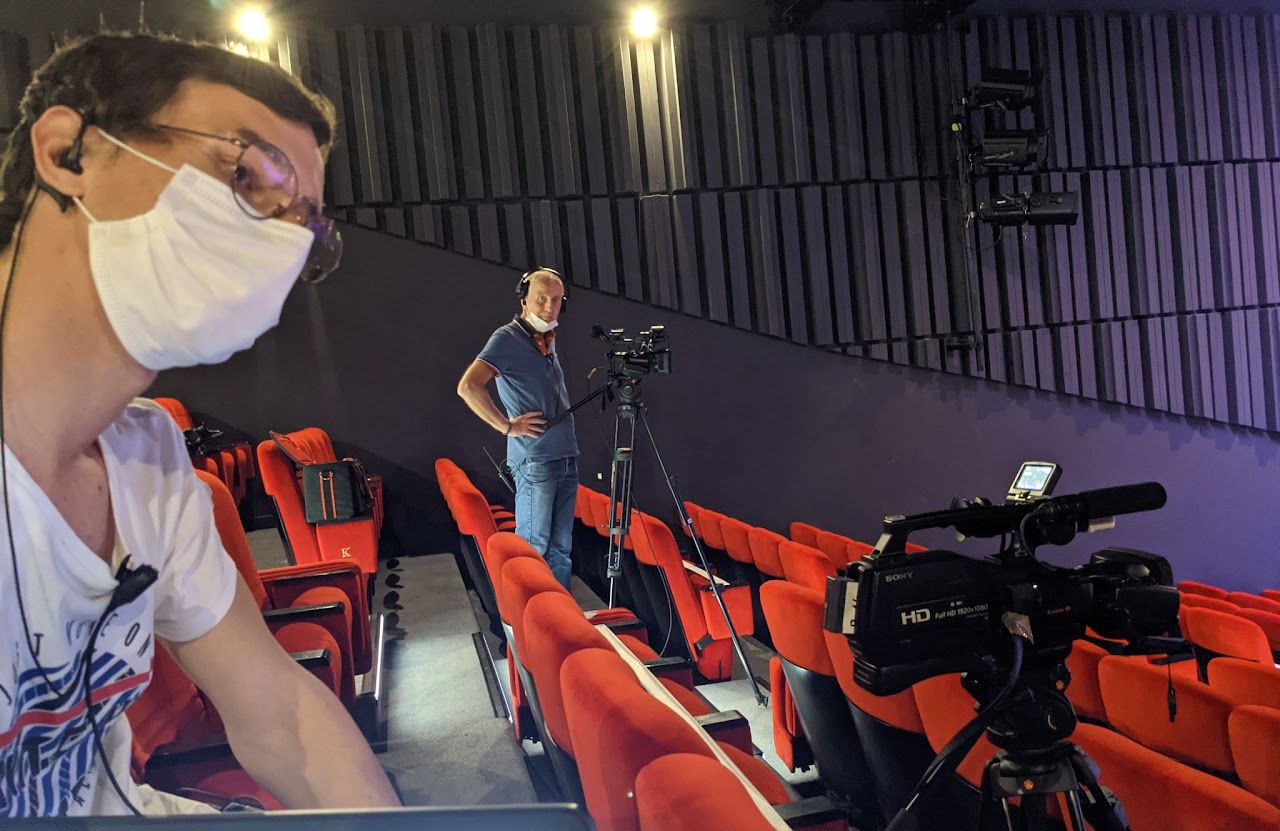 2021, un cameraman masqué installe sa caméra dans la salle vide du théâtre avant l'émission en direct sans public.