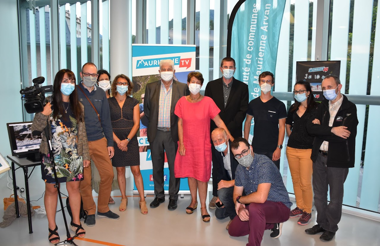 Septembre 2020, photo de groupe de toute l'équipe pour les 10 ans de Maurienne TV, tous masqués, banderole « J'ai 10 ans ! » et roll-up Maurienne TV en fond.