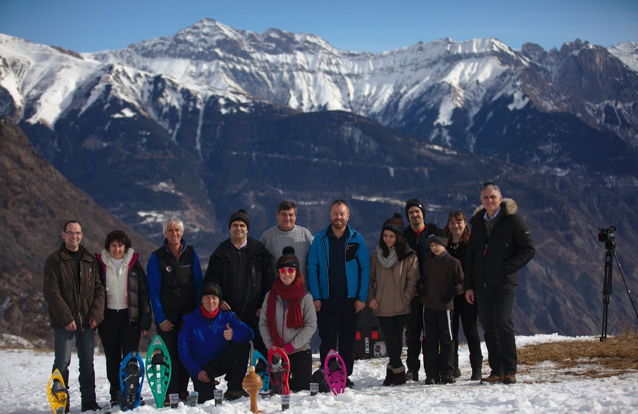 2017, photo de groupe de l'équipe et de bénévoles en raquettes, à Jarrier, pour l'émission Jarrienne des Cimes, avec la chaîne des Alpes enneigée en fond.