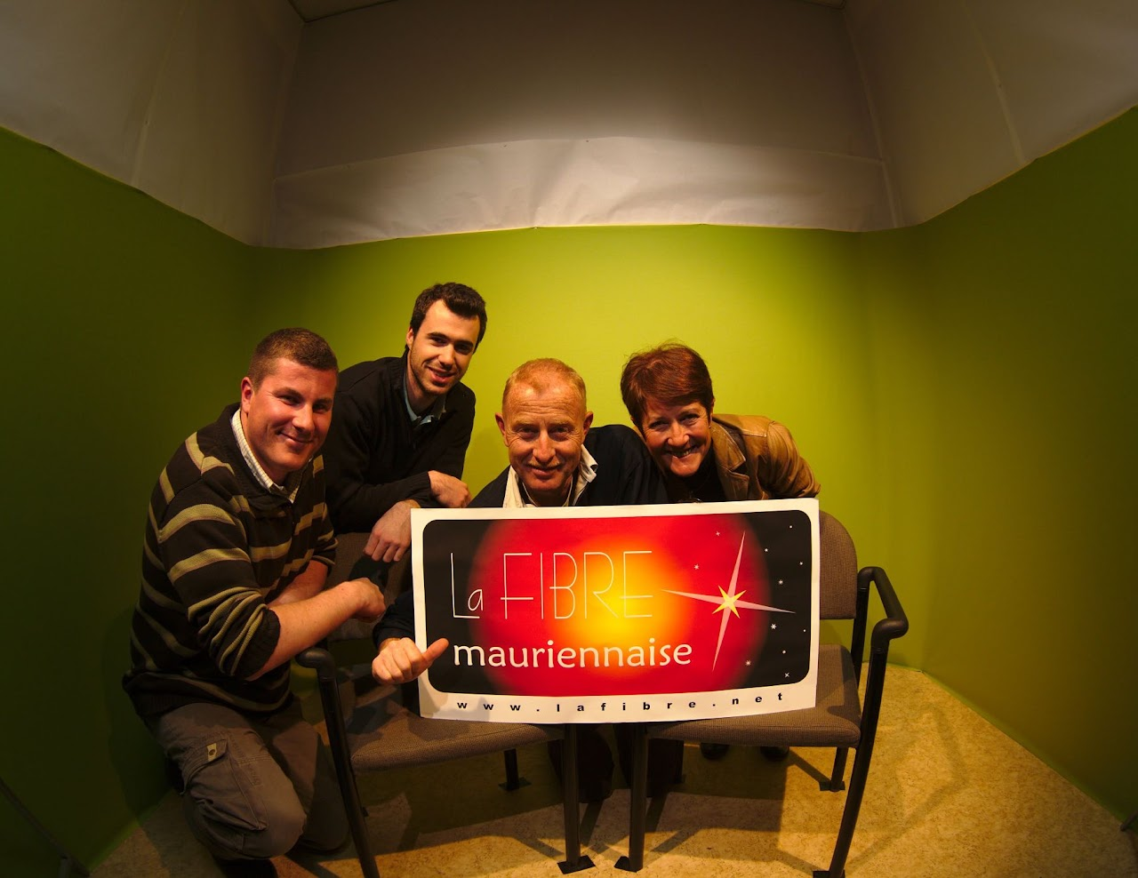 7 avril 2010, l'équipe de La Fibre Mauriennaise pose dans le studio avec le panneau du site lafibre.net, au lendemain du lancement officiel de Maurienne TV.