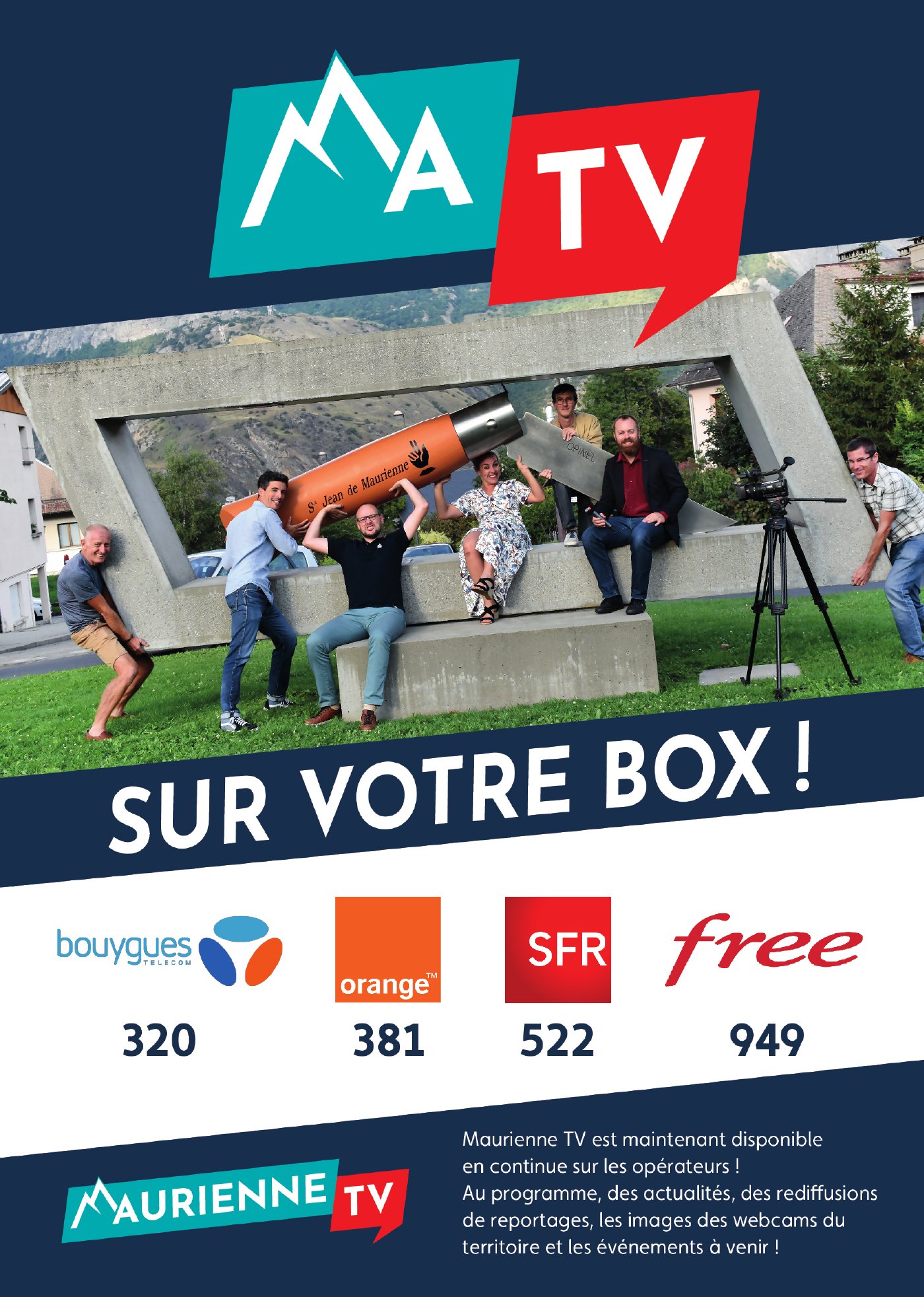 Recto du flyer Maurienne TV de 2022 : « Sur votre box ! », six personnes qui soulèvent un couteau géant devant une sculpture à Saint-Jean-de-Maurienne, et les numéros de canal Bouygues 320, Orange 381, SFR 522 et Free 949