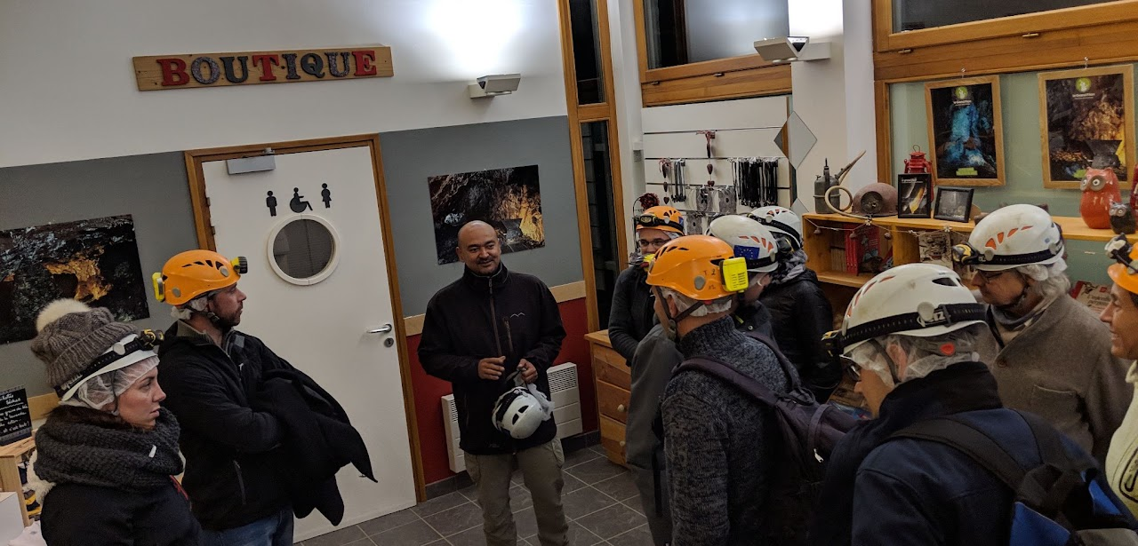 2018, sortie de cohésion de l'association au Grand Filon (mine musée de Saint-Georges-d'Hurtières) : un groupe casqué, dont le sous-préfet de Saint-Jean-de-Maurienne Frédéric Sautron, dans la boutique du site.