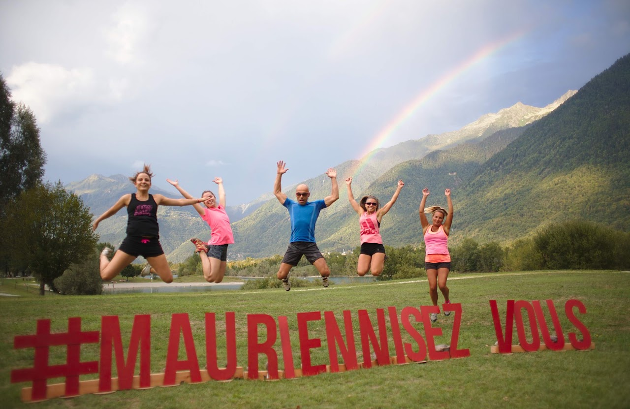 2018, même groupe sautant devant les lettres géantes #MAURIENNISEZ VOUS, vue rapprochée avec l'arc-en-ciel.