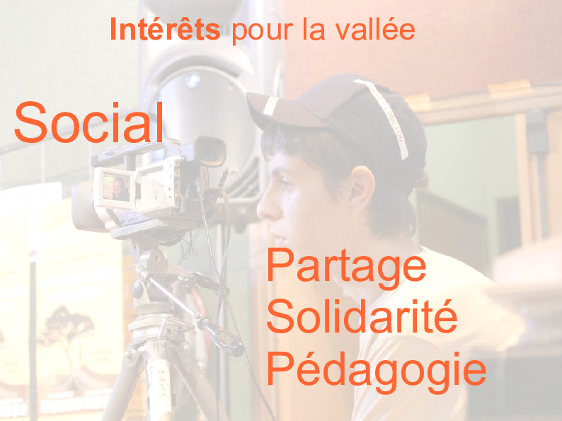 Diapositive « Intérêts pour la vallée : social, partage, solidarité, pédagogie », photo d'un bénévole derrière une caméra, projet 2007.