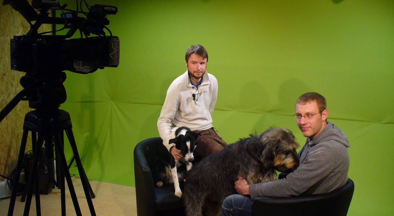 2012, interview de Bruno, bénévole, dans le studio à fond vert, entouré de deux chiens (border collie et chien de berger).