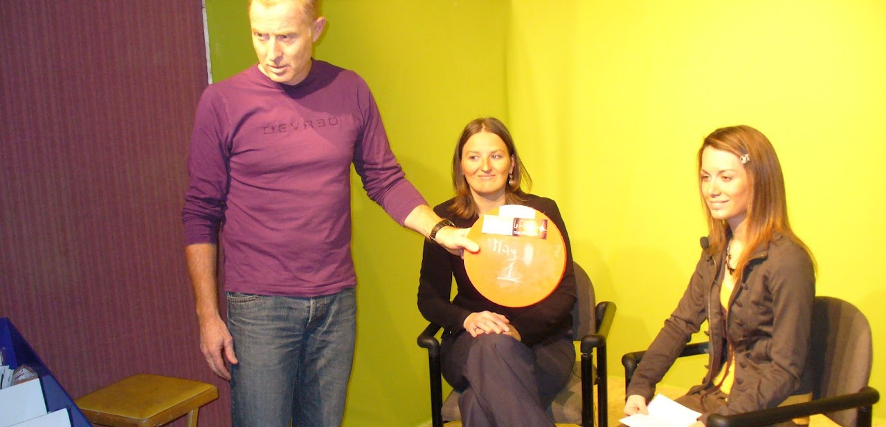 Novembre 2010, interview d'Élodie, bénévole, dans le studio à fond vert, un clap « Mag 1 » tenu devant elle avant le tournage.