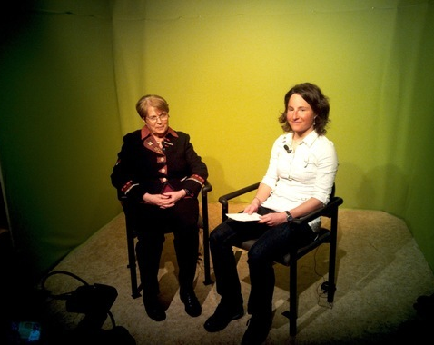 2011, interview d'une invitée par Mélina, bénévole, dans le studio à fond vert.