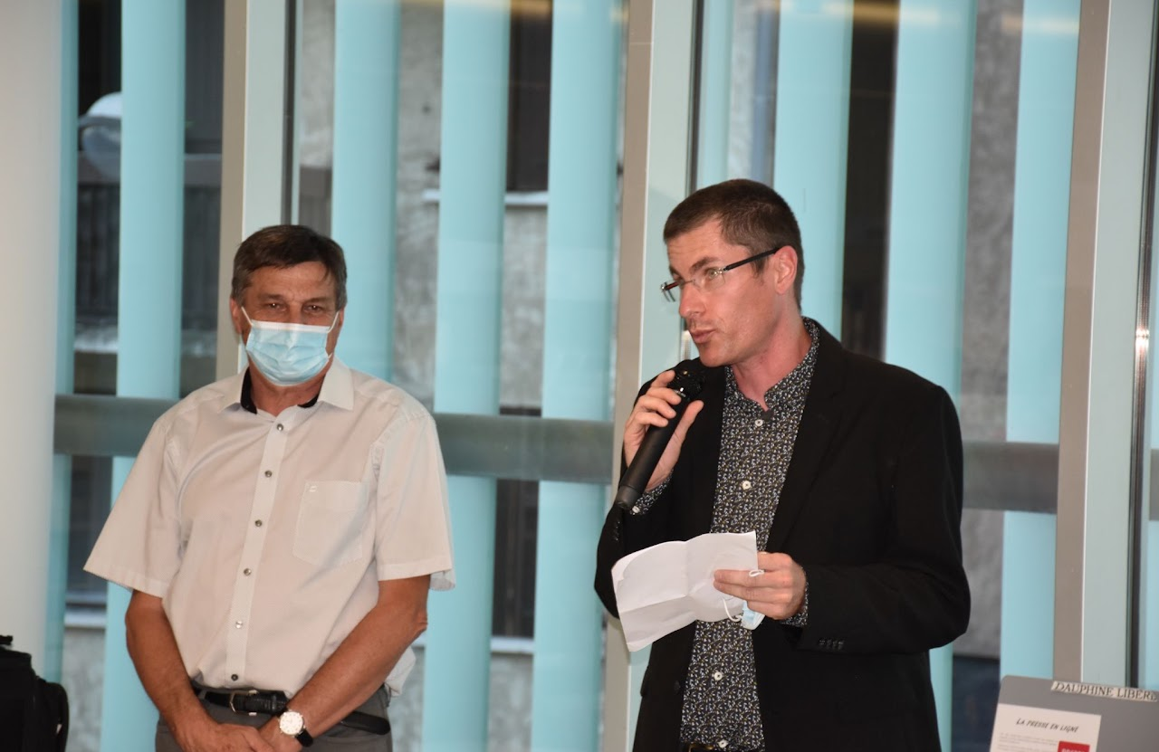 Septembre 2020, Jean-Claude au micro pour les 10 ans de Maurienne TV, masque sanitaire, un collègue à ses côtés.