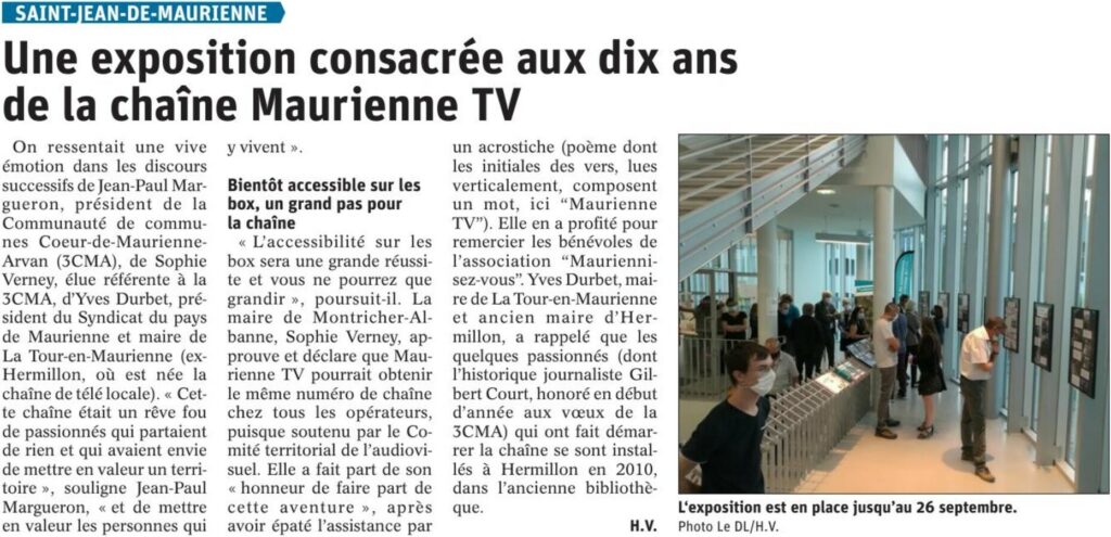 Coupure du Dauphiné Libéré de septembre 2020 : « Une exposition consacrée aux dix ans de la chaîne Maurienne TV », avec la photo de visiteurs masqués devant les panneaux de l'exposition dans le hall de la médiathèque