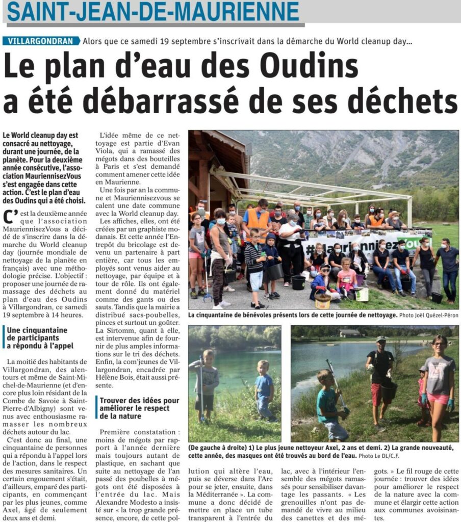 Coupure du Dauphiné Libéré du 20 septembre 2020 : « Le plan d'eau des Oudins a été débarrassé de ses déchets », avec la photo de la cinquantaine de bénévoles masqués devant la banderole #MauriennisezVous, et deux photos d'enfants qui ramassent des déchets au bord du lac