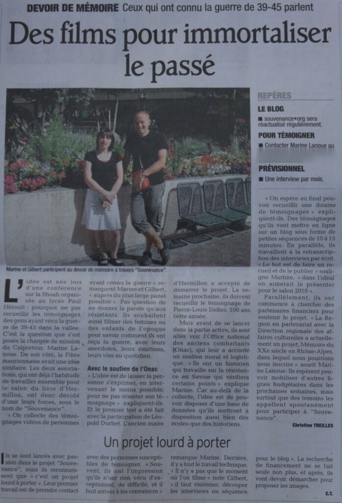 Coupure de presse de juin 2009 : « Des films pour immortaliser le passé », sur le projet Souvenance, avec la photo de deux bénévoles devant un massif de fleurs