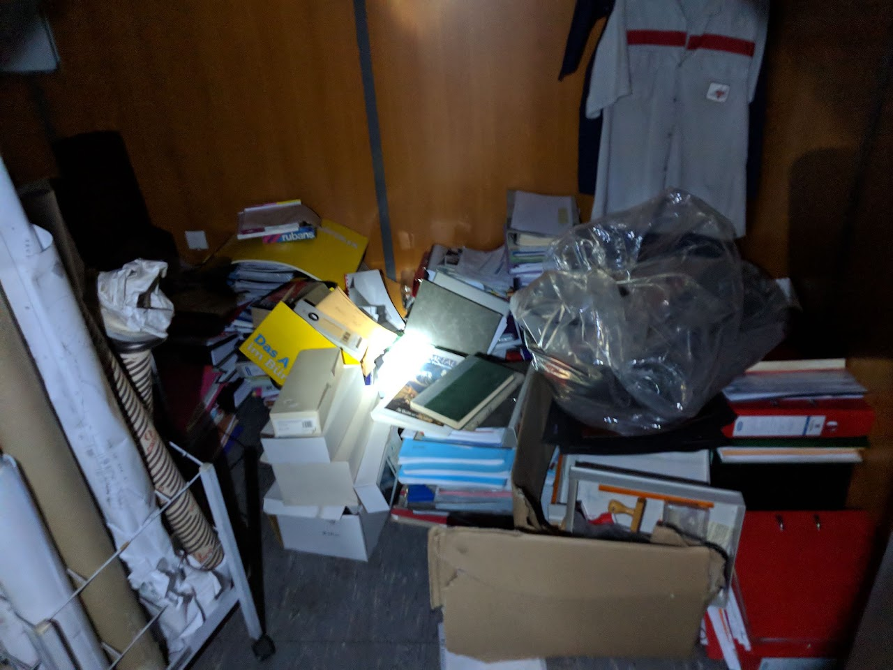 2018, pièce encombrée de cartons, livres et documents entassés, avant leur sauvegarde, à MetalTemple.
