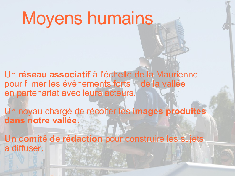 Diapositive « Moyens humains » décrivant un réseau associatif, un noyau de collecte des images et un comité de rédaction, projet 2007.