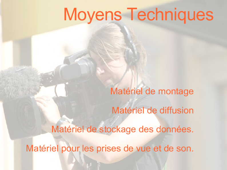 Diapositive « Moyens techniques » listant le matériel de montage, de diffusion, de stockage et de prise de vue et de son, projet 2007.