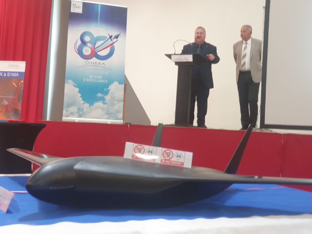 Emmanuel Chiva, PDG de l'ONERA, prend la parole lors de l'exposition des 80 ans, le 12 septembre 2026 à Avrieux