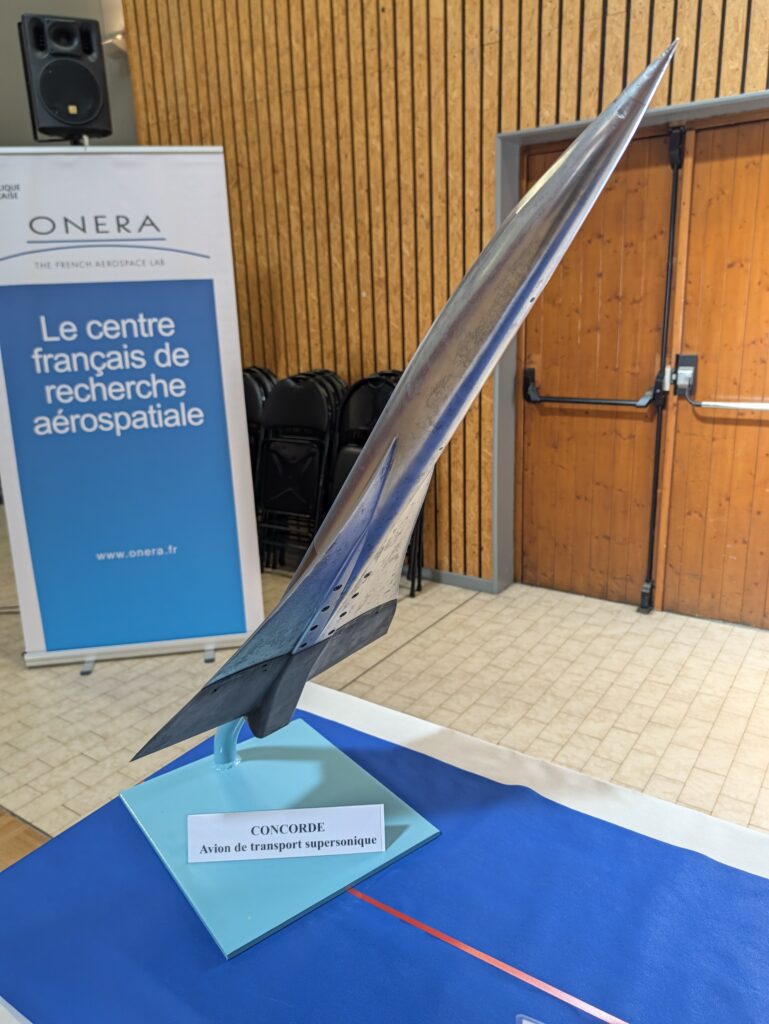 Maquette du Concorde exposée lors des 80 ans de l'ONERA à Avrieux, avec sa fiche « avion de transport supersonique »