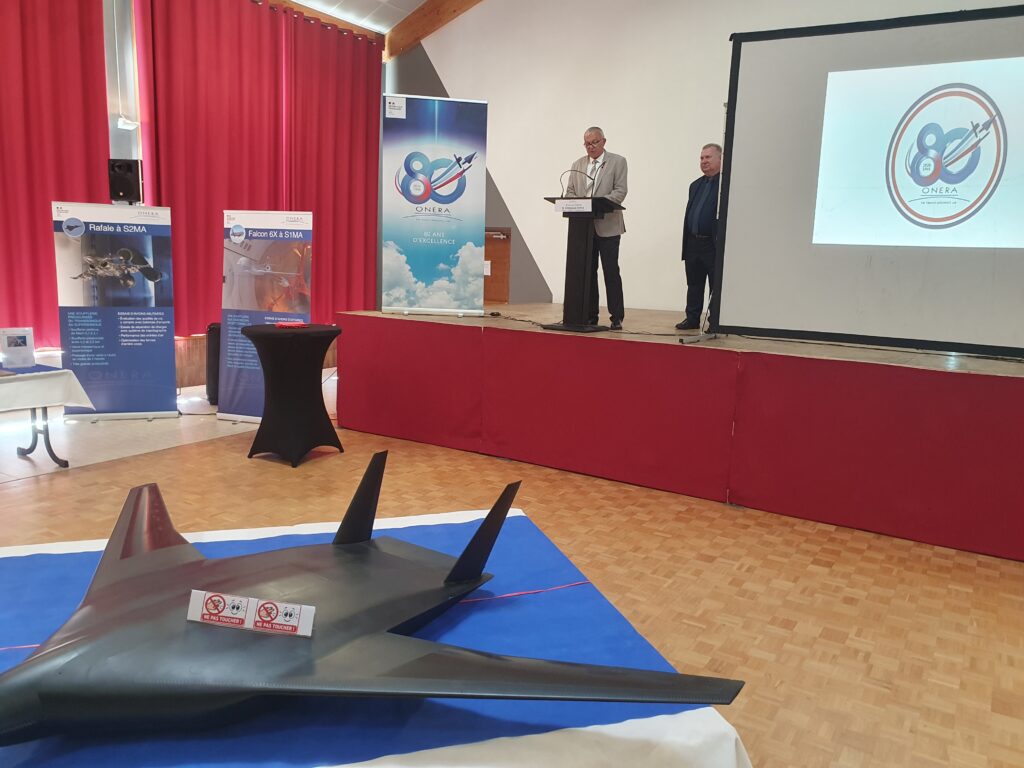 Salle des fêtes d'Avrieux pendant l'exposition des 80 ans de l'ONERA, maquette de démonstrateur au premier plan