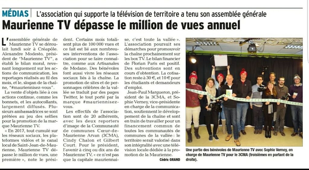 Coupure de presse de 2018 : « Maurienne TV dépasse le million de vues annuel », avec la photo d'une partie des bénévoles dans le studio, bonnets sur la tête, autour d'un ruban