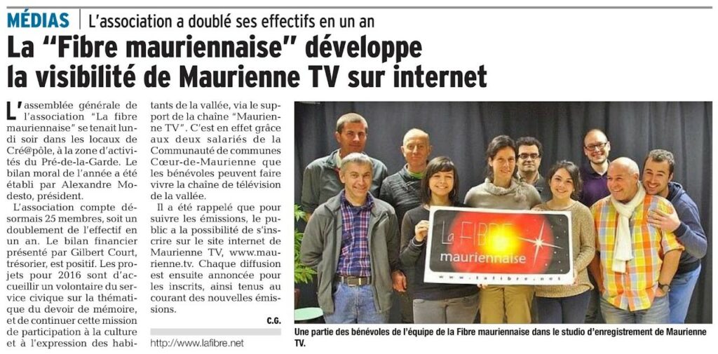 Coupure de presse de décembre 2015 : « La Fibre mauriennaise développe la visibilité de Maurienne TV sur internet », avec la photo d'une partie des bénévoles tenant le panneau de l'association dans le studio