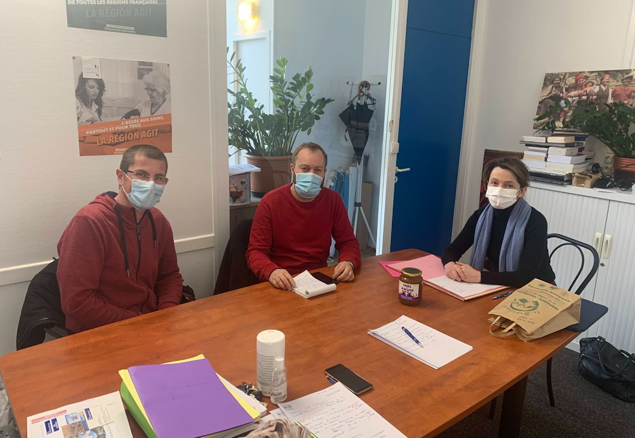2021, remise d'un pot de miel de Savoie à la députée Émilie Bonnivard (à droite), lors d'une rencontre en présence de deux membres de l'association, tous masqués.