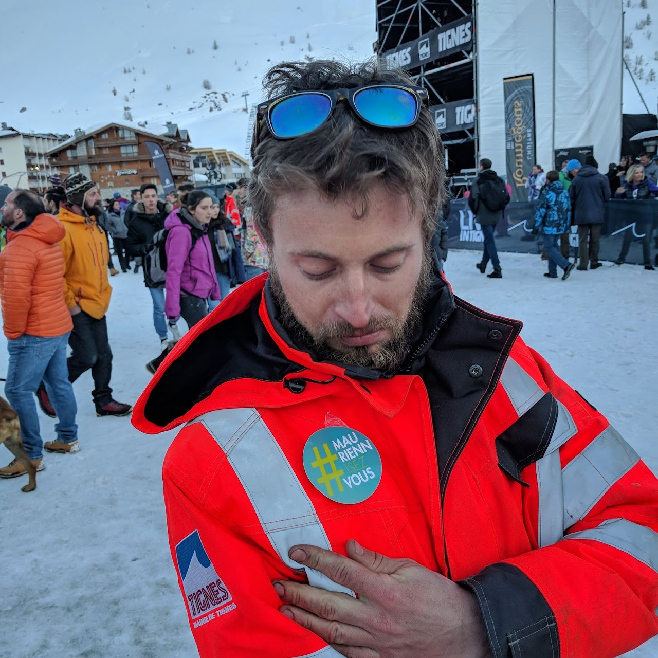 2018, un homme en tenue de secours en montagne porte un autocollant #MauriennisezVous, à Tignes, à l'occasion de la rencontre avec le groupe Shaka Ponk.
