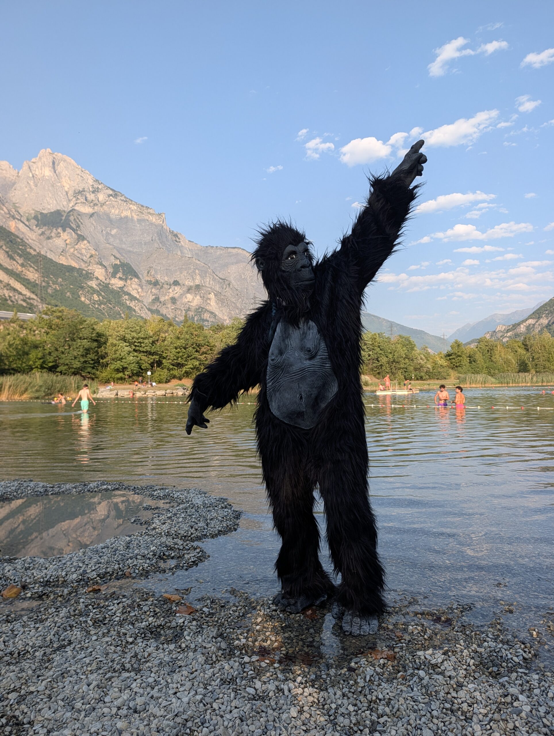 MAUZ, le gorille de #MauriennisezVous, bras levé au bord du plan d'eau des Oudins