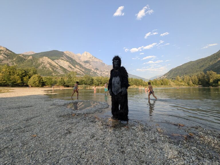 MAUZ le gorille au plan d'eau des Oudins, baigneurs et montagnes de Maurienne en fond