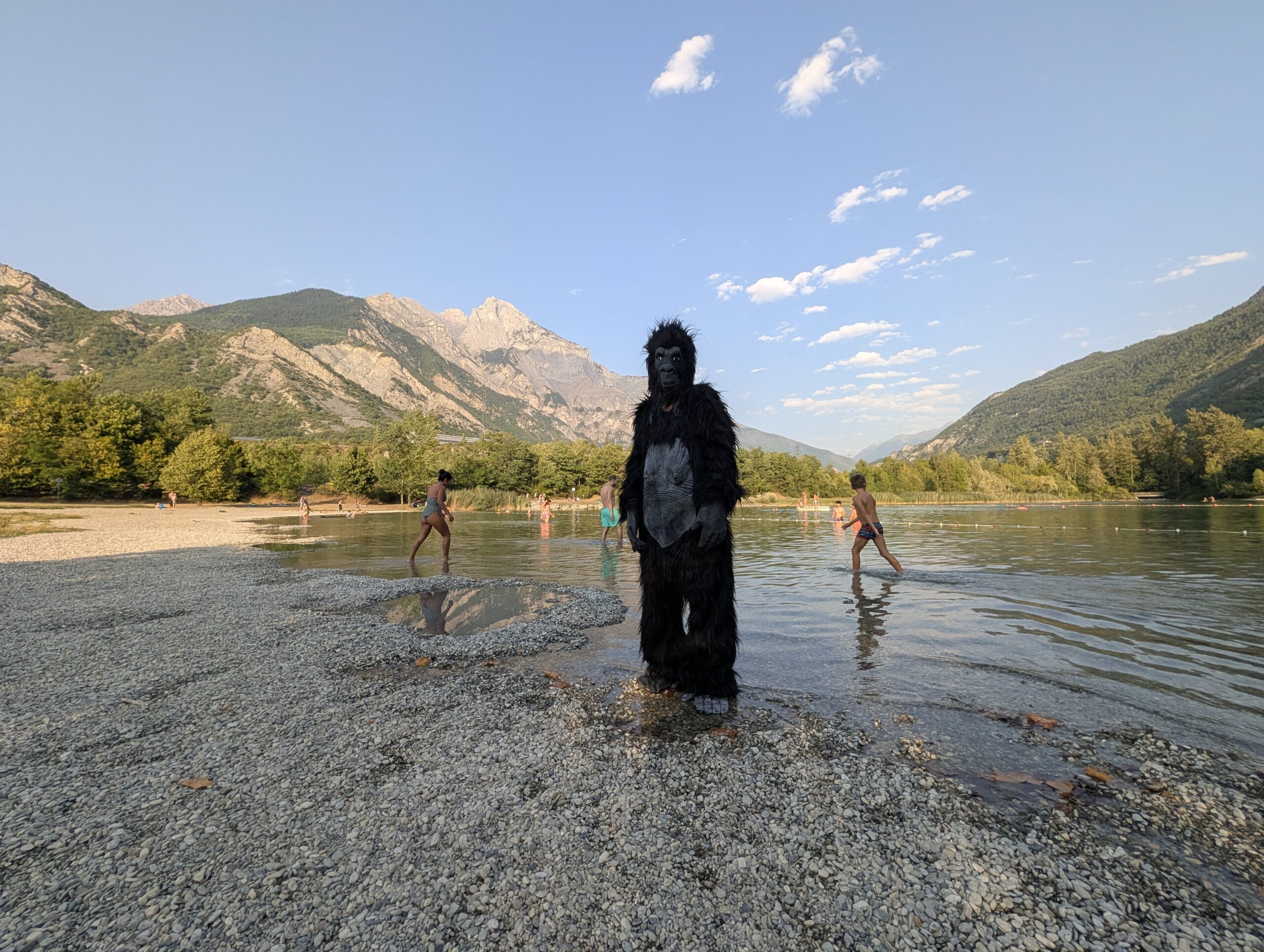 MAUZ le gorille au plan d'eau des Oudins, baigneurs et montagnes de Maurienne en fond