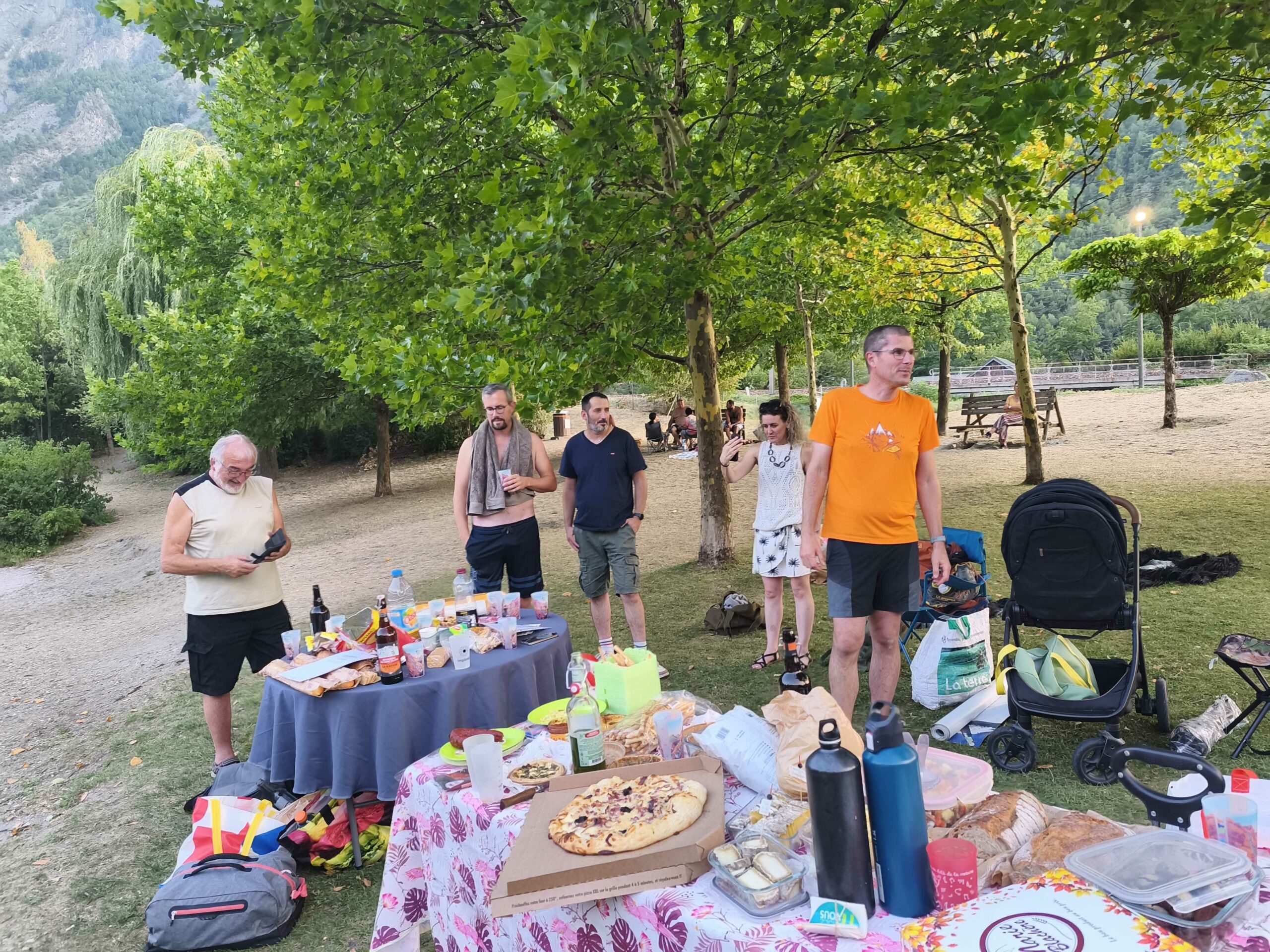 Bénévoles de #MauriennisezVous réunis autour du repas d'été 2026, plan d'eau des Oudins