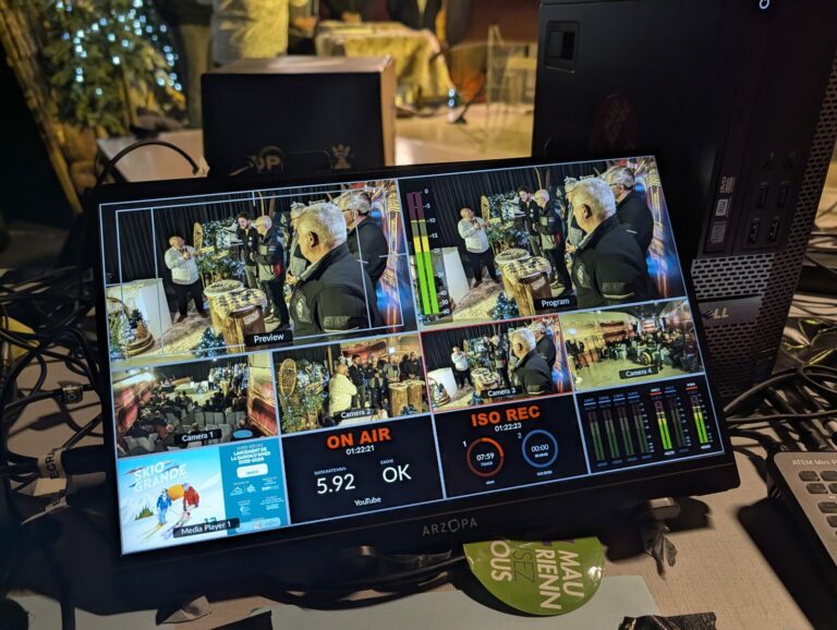 Écran de contrôle de la régie pendant le live Skiogrande : les quatre caméras en multiview, le retour Program, les vumètres audio et l'indicateur ON AIR avec le débit de diffusion vers YouTube