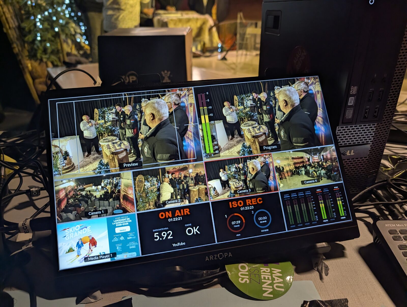 Écran de contrôle de la régie pendant le live Skiogrande : les quatre caméras en multiview, le retour Program, les vumètres audio et l’indicateur ON AIR avec le débit de diffusion vers YouTube